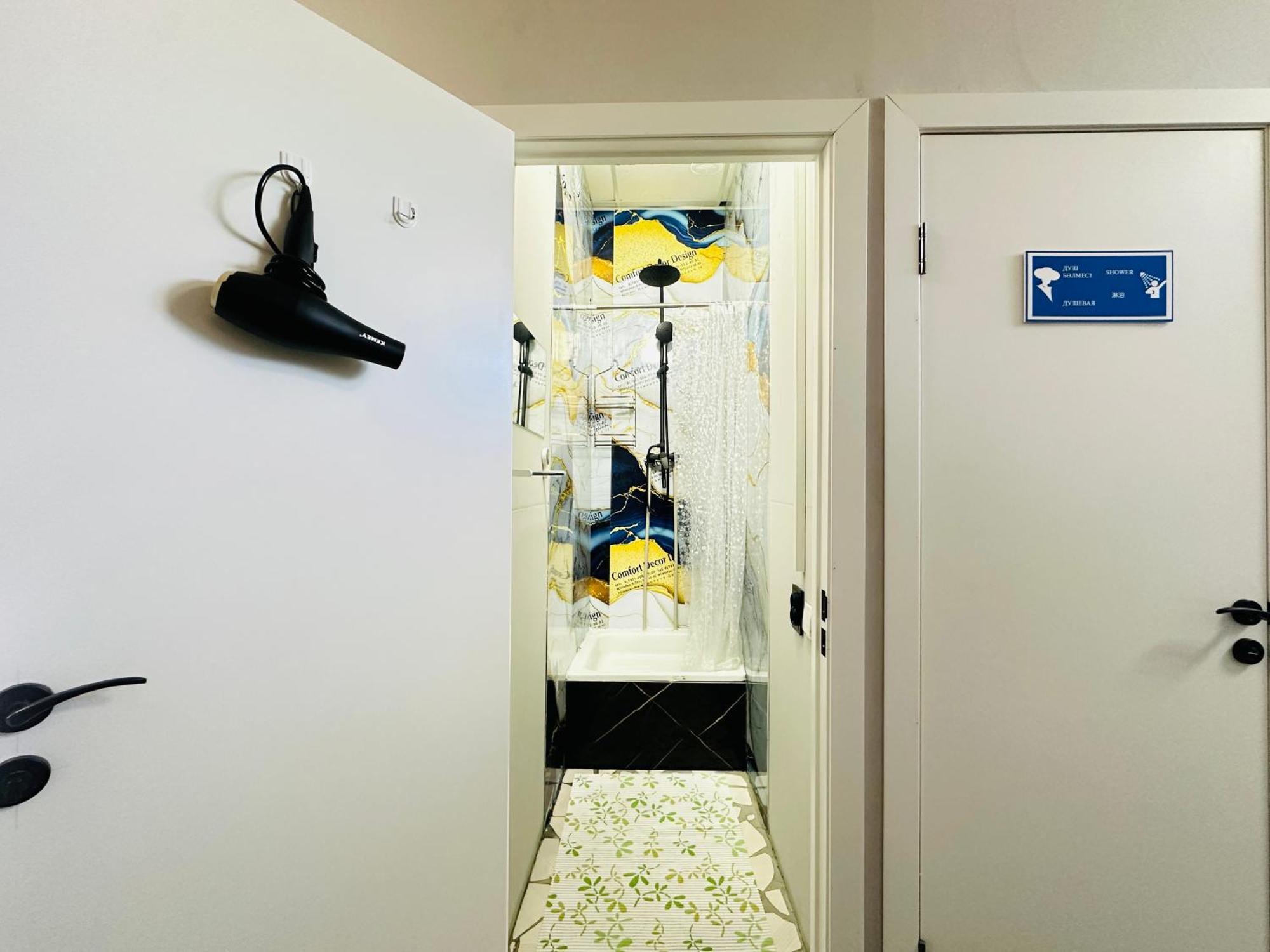 Center Capsule Hotel Almaty Luaran gambar